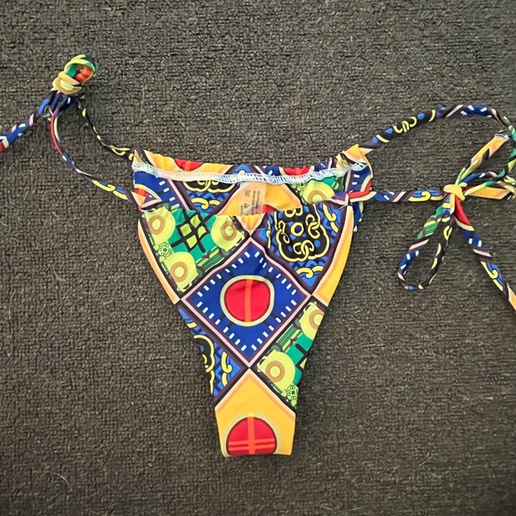 Size 6-8/Small Aus. 2 Piece colourful Bikini set. Thong/ G string style bottoms - Picture 3 of 3